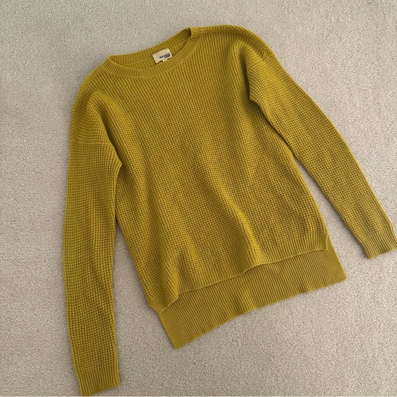 WILFRED FREE Sz Medium 100% Wool Yellow Waffle Knit Chunky Crew Neck Sweater - Picture 1 of 8